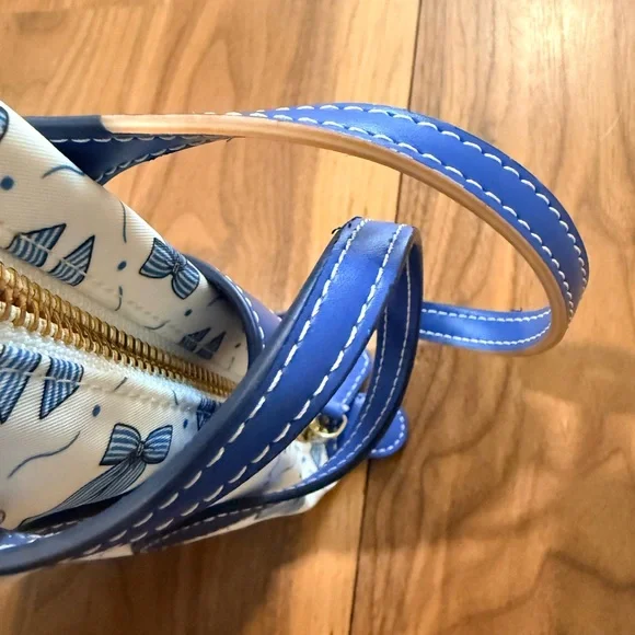 Stoney Clover Lane Pouchette Crossbody 02 Blue and White Bow Bag - Picture 4 of 5